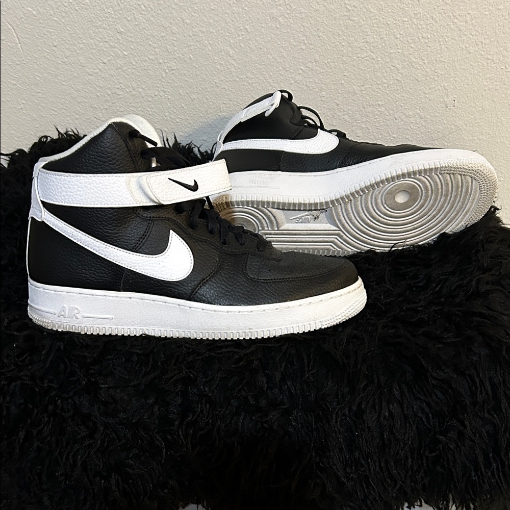 Nike Black and White Air High-Tops ‘07’s size 10
